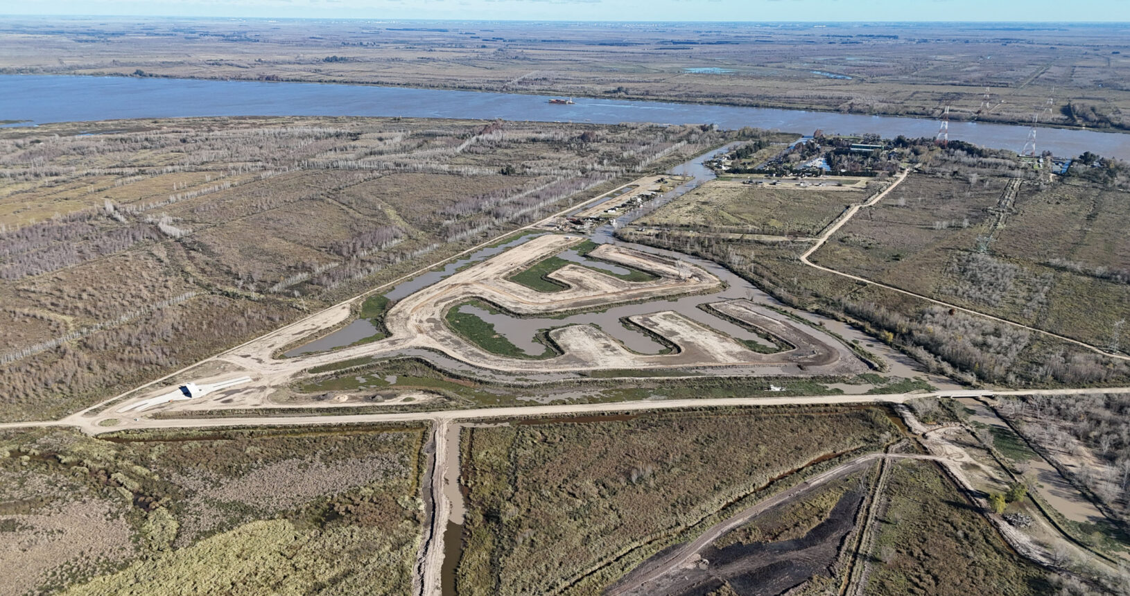 Avance de obra en Islas, proyecto residencial en desarrollo con trabajos de infraestructura, urbanización y acondicionamiento del terreno en un entorno natural.