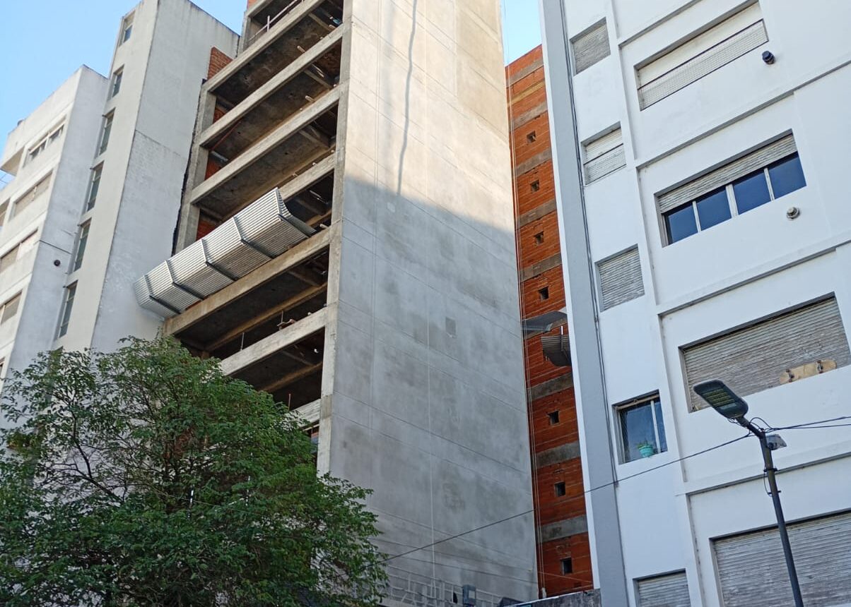 Avance de obra del edificio 10.55.56, desarrollo inmobiliario en construcción con progreso visible en su estructura.
