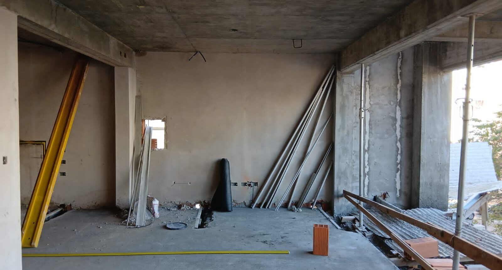 Avance de obra del edificio 10.55.56, desarrollo inmobiliario en construcción con progreso visible en su estructura.