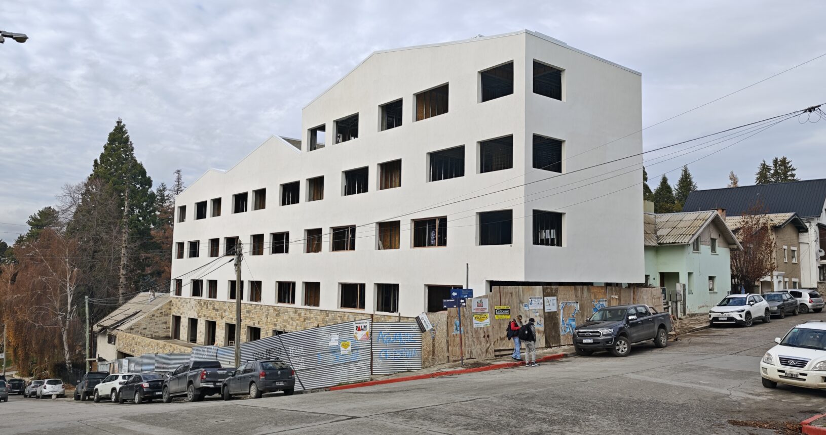 Unidades residenciales y locales comerciales en pozo como oportunidad de inversión en Bariloche.