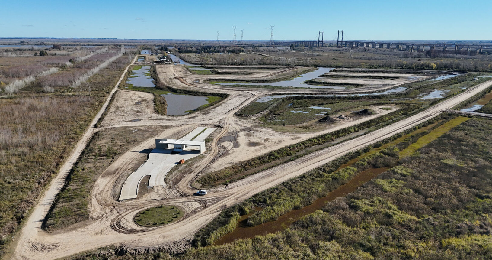 Avance de obra en Islas, proyecto residencial en desarrollo con trabajos de infraestructura, urbanización y acondicionamiento del terreno en un entorno natural.